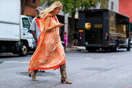 animal print, beige boots, chloe king, graphic dress, high heels, leather bag, leather shoes, leopard, pink bag, pink dress, printed dress, sunglasses, street style, jonathan paciullo, FW, frenchystyle, fashion week, NYFW, NEW YORK, SPRING SUMMER 2019, SS 19, atmosphere details, horizontal, full length