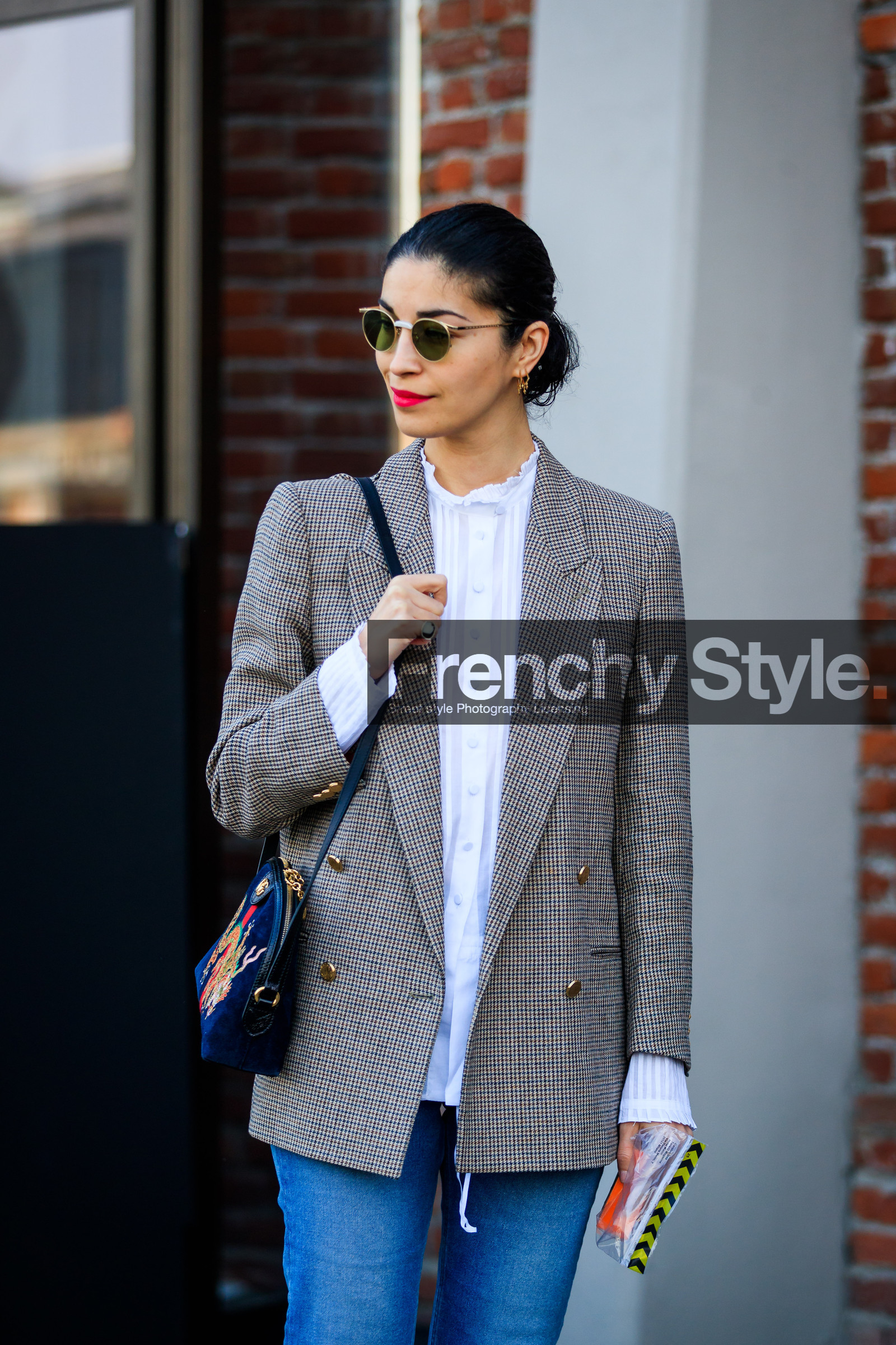 beige jacket, blazer, blue bag, blue denim, denim pants, graphic bag, gucci, jeans, leather bag, printed bag, red lips, sunglasses, trousers, white shirt, fashion week, frenchystyle, FW, jonathan paciullo, street style, MFW, MILAN, AUTUMN WINTER 2018-2019, FALL WINTER 2018-2019, FW 18-19, vertical, detail, atmosphere details, caroline issa