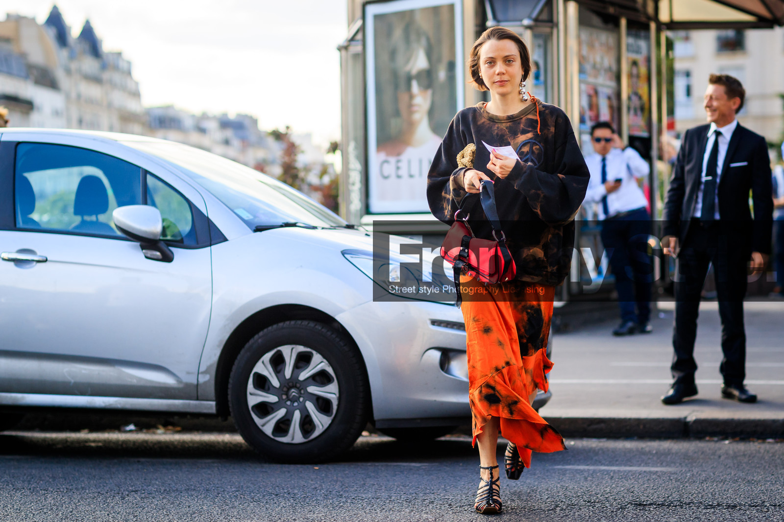 atmosphere details, black sandals, black sweater, fashion week, frenchystyle, full length, FW, georgia pendlebury, high heels, horizontal, jonathan paciullo, leather bag, leather shoes, MENSWEAR, orange skirt, PARIS, PFW, printed skirt, printed sweater, red bag, SPRING SUMMER 2018, SS 18, street style, tie & die