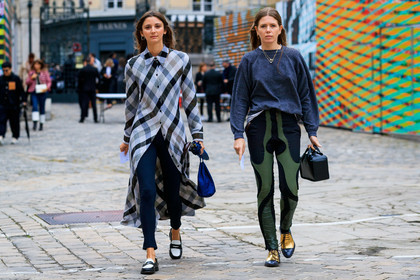 long shirt, checked shirt, grey shirt, beige shirt, black shirt, blue shirt, white shirt, multicolor shirt, navy blue pants, tight pants, cropped pants, black leather loafers, white leather loafers, bicolor loafers, fashion week, frenchystyle, FW, jonathan paciullo, street style, PFW, PARIS, SPRING SUMMER 2020, SS 20, horizontal, atmosphere details, full length