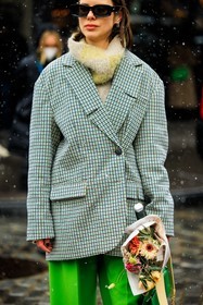 fluflfly turtleneck, yellow grey turlteneck, knitted turtleneck, green pants, flowers, fashion props, plaid multicolor blazer, tweed blazer, dark sunglasses, fashion week, frenchystyle, FW, jonathan paciullo, street style, NYFW, NEW YORK, AUTUMN WINTER 2022-2023, FALL WINTER 2022_2023, FW 22-23, vertical, atmosphere details