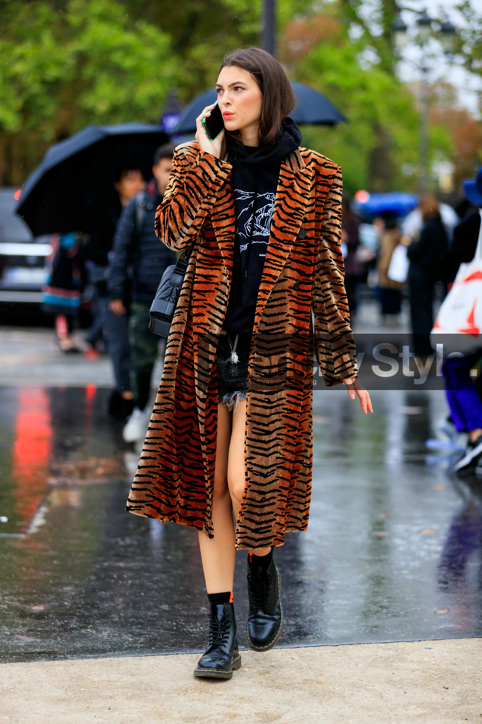 model, orange coat, striped coat, animal print coat, fur coat, long coat, black hoodie, black sweatshirt, black denim shorts, used shirt, mini shorts, black leather bag, quilted bag, chanel bag, black leather boots, laced boots, flat boots, doc marteens shoes, PARIS, PFW, SPRING SUMMER 2020, SS 20, fashion week, frenchystyle, FW, jonathan paciullo, street style, vertical, full length