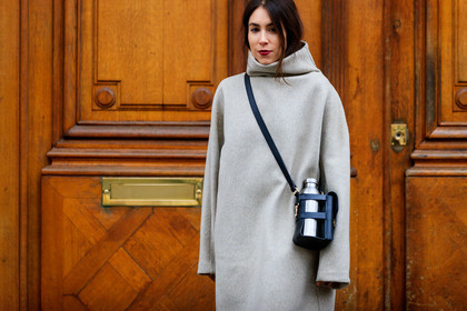 lauren caruso, light beige dress, high collar dress, crossbody bag, black leather bag, metalic bag, bottega veneta bag, long sleeves dress, fashion week, frenchystyle, FW, jonathan paciullo, street style, PFW, PARIS, horizontal, atmosphere details, detail