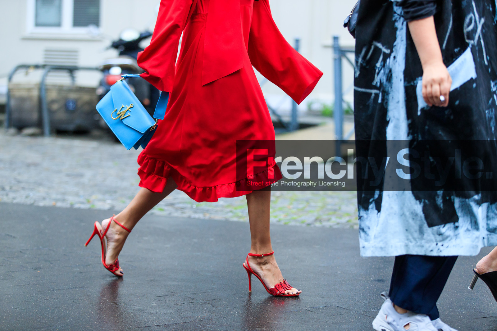 atmosphere details, AUTUMN WINTER 2016-2017, AW 16-17, blue bag, detail, FALL WINTER 2016-2017, fashion week, frenchystyle, FW, FW 16-17, HAUTE COUTURE, high heels, horizontal, jonathan paciullo, jw anderson, leather bag, MENSWEAR, PARIS, PFW, red dress, red shoes, street style, turquoise