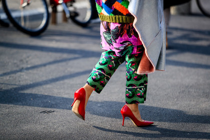 atmosphere details, AUTUMN WINTER 2017-2018, AW 17-18, back detail, detail, FALL WINTER 2017-2018, fashion week, frenchystyle, FW, FW 17-18, geometric, graphic pants, graphic sweater, green pants, high heels, horizontal, jonathan paciullo, leather shoes, MFW, MILAN, multicolor sweater, pink fur, printed pants, printed sweater, psychedelic, red shoes, shiny jacket, silver jacket, street style, trousers