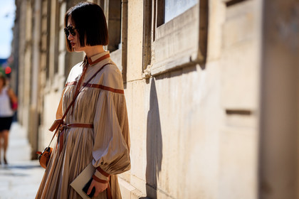 beige dress, graphic dress, loewe, pleated dress, printed dress, sunglasses, fashion week, frenchystyle, FW, jonathan paciullo, street style, PFW, PARIS, horizontal, atmosphere details, detail, AUTUMN WINTER 2018-2019, FALL WINTER 2018-2019, FW 18-19