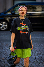 bag, black bag, black t-shirt, bracelet, chain necklace, dior bag, green skirt, leather bag, Lolo Zouai, necklace, pink hair, pleated skirt, printed t-shirt, saddle bag, skirt, t-shirt, vintage t-shirt, street style, jonathan paciullo, FW, frenchystyle, fashion week, PFW, PARIS, SPRING SUMMER 2022, SS 22, vertical, atmosphere details