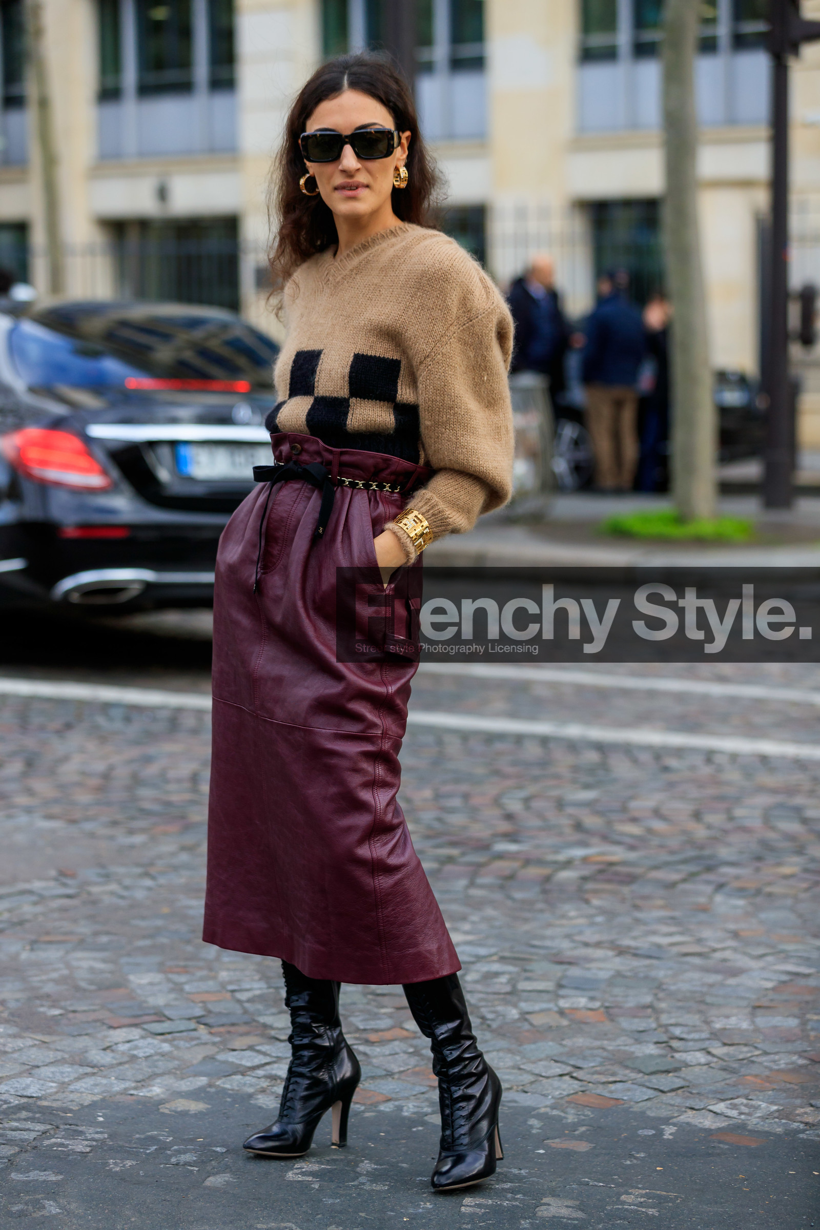 burgundy leather skirt, beige pullover, black pullover, checked pullover, golden earrings, golden bracelet, diamond bracelet, diamond earrings, hoop earrings, big bracelet, belted skirt, square shape glasses, scale sunglasses, black belt, chain belt, metalic belt, golden chain belt, chanel belt, black leather boots, high boots, high heels boots, laced boots, mid long skirt, fashion week, frenchystyle, FW, jonathan paciullo, street style, PFW, PARIS, vertical, full length