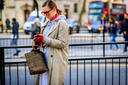 beige coat, brown bag, grey sweater, hoodie, leather bag, red gloves, red scarf, sunglasses, trench coat, fashion week, frenchystyle, FW, jonathan paciullo, street style, LFW, LONDON, AUTUMN WINTER 2018-2019, AW 18-19, FALL WINTER 2018-2019, FW 18-19, horizontal, atmosphere details, detail