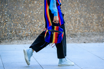 novesta sneakers, light blue sneakers, black pants, cropped pants, multicolor bag, multicolor dress, woolen dress, woolen bag, fashion week, frenchystyle, FW, jonathan paciullo, street style, atmosphere details, horizontal, detail