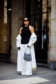 black sunglasses, black tanktop, white trench coat, white pants, baggy pants, prada handbag, printed handbag, black handbag, printed shoes, black gloves, fashion week, frenchystyle, FW, jonathan paciullo, street style, AUTUMN WINTER 2022-2023, FALL WINTER 2022_2023, FW 22-23, PFW, PARIS, vertical, full length