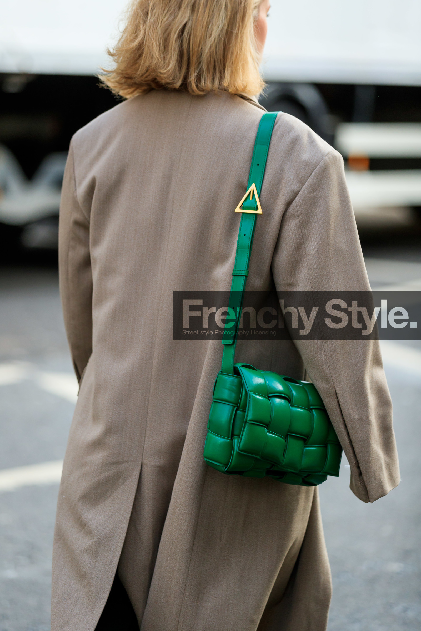 Annabel Rosendahl, green leather bag, bottega veneta bag, plaited bag, plaited leather bag, shoulder bag, back details, bag detail, close up detail, beige jacket, oversize jacket, fashion week, frenchystyle, FW, jonathan paciullo, street style, LFW, LONDON, AUTUMN WINTER 2020-2021, FALL WINTER 2020-2021, FW 20-21, vertical, atmosphere details, detail