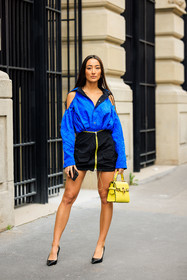 blue jacket, blue top, black skirt, zipped skirt, yellow bag, leather bag, golden earrings, loop earrings, fashion week, frenchystyle, FW, jonathan paciullo, street style, AUTUMN WINTER 2022-2023, FALL WINTER 2022_2023, FW 22-23, PFW, PARIS, vertical, full length