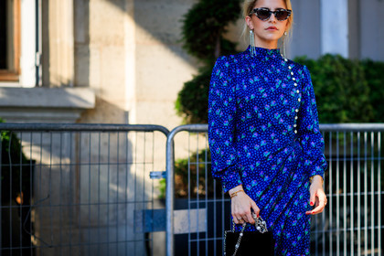 black bag, blue dress, cartier, clou bracelet, earrings, graphic dress, leather bag, printed dress, sunglasses, fashion week, frenchystyle, FW, jonathan paciullo, street style, PFW, PARIS, atmosphere details, horizontal, detail, AUTUMN WINTER 2018-2019, FALL WINTER 2018-2019, FW 18-19, caro daur