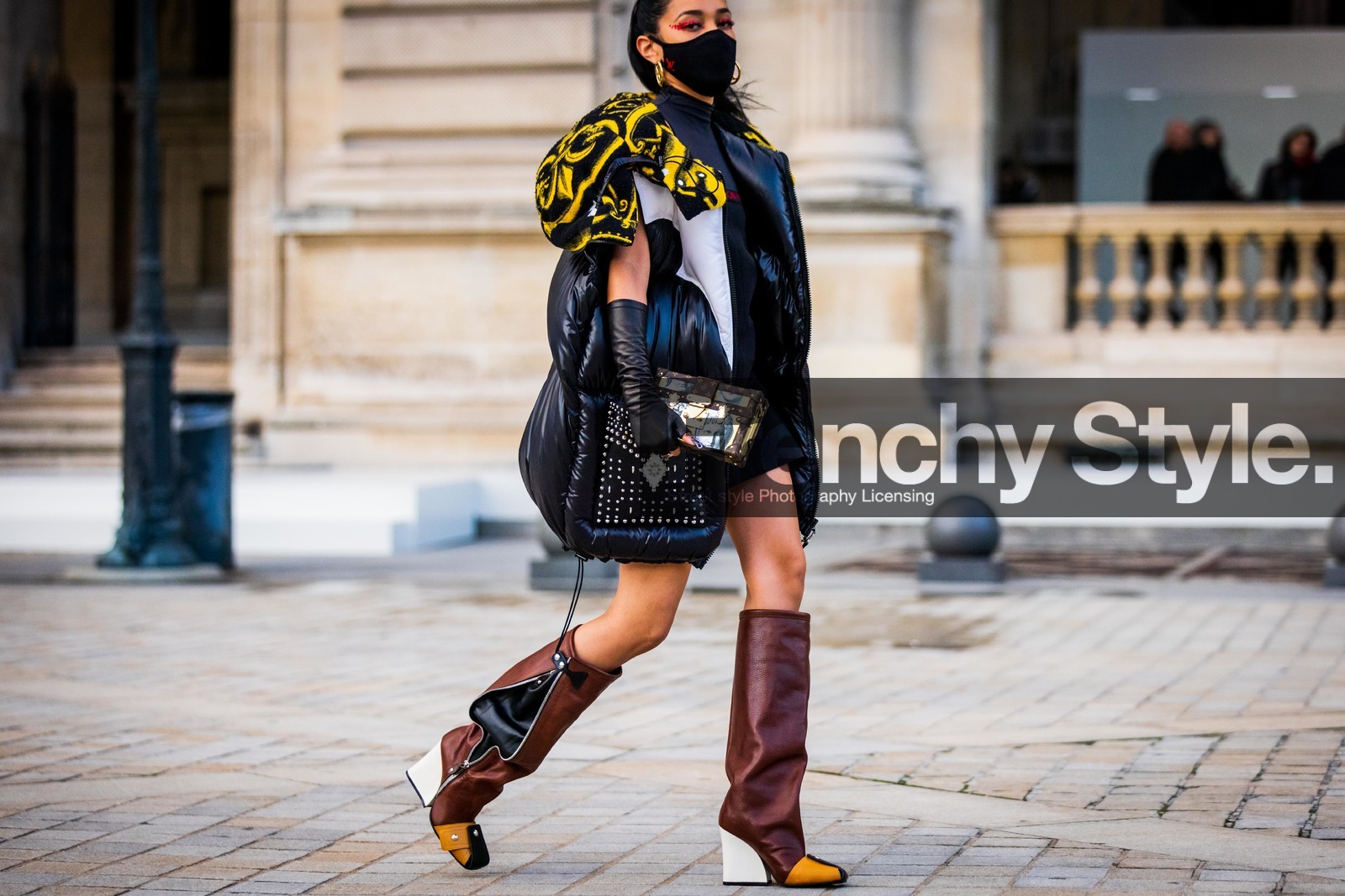 Aleali May, black dress, black gloves, black mitten, black puffer, boots, brown boots, brown clutch, clutch, color, facial mask, gloves, high boots, leather boots, leather mitten, logo print, louis vuitton clutch, louis vuitton look, mitten, oversize coat, pink makeup, print, puffer, sleeveless puffer, studs, fashion week, frenchystyle, FW, jonathan paciullo, street style, PFW, PARIS, SPRING SUMMER 2022, SS 22, horizontal, atmosphere details