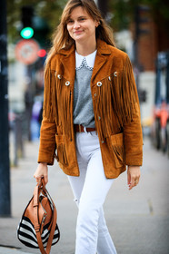 eugenie trochu, camel jacket, camel suede jacket, fringe jacket, cowboy jacket, grey pullover, collar details, white jeans, white leather bag, black leather bag, camel leather bag, striped bag, loewe bag, fashion week, frenchystyle, FW, jonathan paciullo, street style, PFW, PARIS, SPRING SUMMER 2021, SS 21, vertical, atmosphere details, detail
