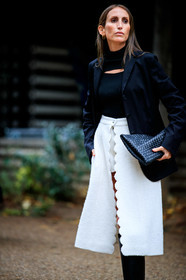 louliou, chloe loulou de saison, black jacket, black pullover, leather clutch, white skirt, white shorts, asymetrical skirt, long skirt, tweed skirt, tweed shorts, openwork pullover, plaited clutch, fashion week, frenchystyle, FW, jonathan paciullo, street style, PFW, PARIS, SPRING SUMMER 2021, SS 21, vertical, atmosphere details, detail