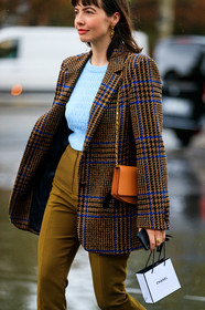 light blue pullover, checked jacket, beige jacket, brown jacket, kaki pants, camel leather bag, shoulder bag, dangling earrings, golden earrings, chain earrings, chain strap bag, golden chain strap bag, high waist pants, PARIS, PFW, SPRING SUMMER 2020, SS 20, fashion week, frenchystyle, FW, jonathan paciullo, street style, vertical, atmosphere details, detail