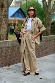 chloe loulou de saison, beige look, beige suits, beige shirt, beige pants, oversize pants, oversize shirt, white t-shirt, bottega veneta bag, huge bag, brown leather bag, high waist pants, black sunglasses, butterfly sunglasses, hoop earrings, fashion week, frenchystyle, FW, jonathan paciullo, street style, vertical, full length
