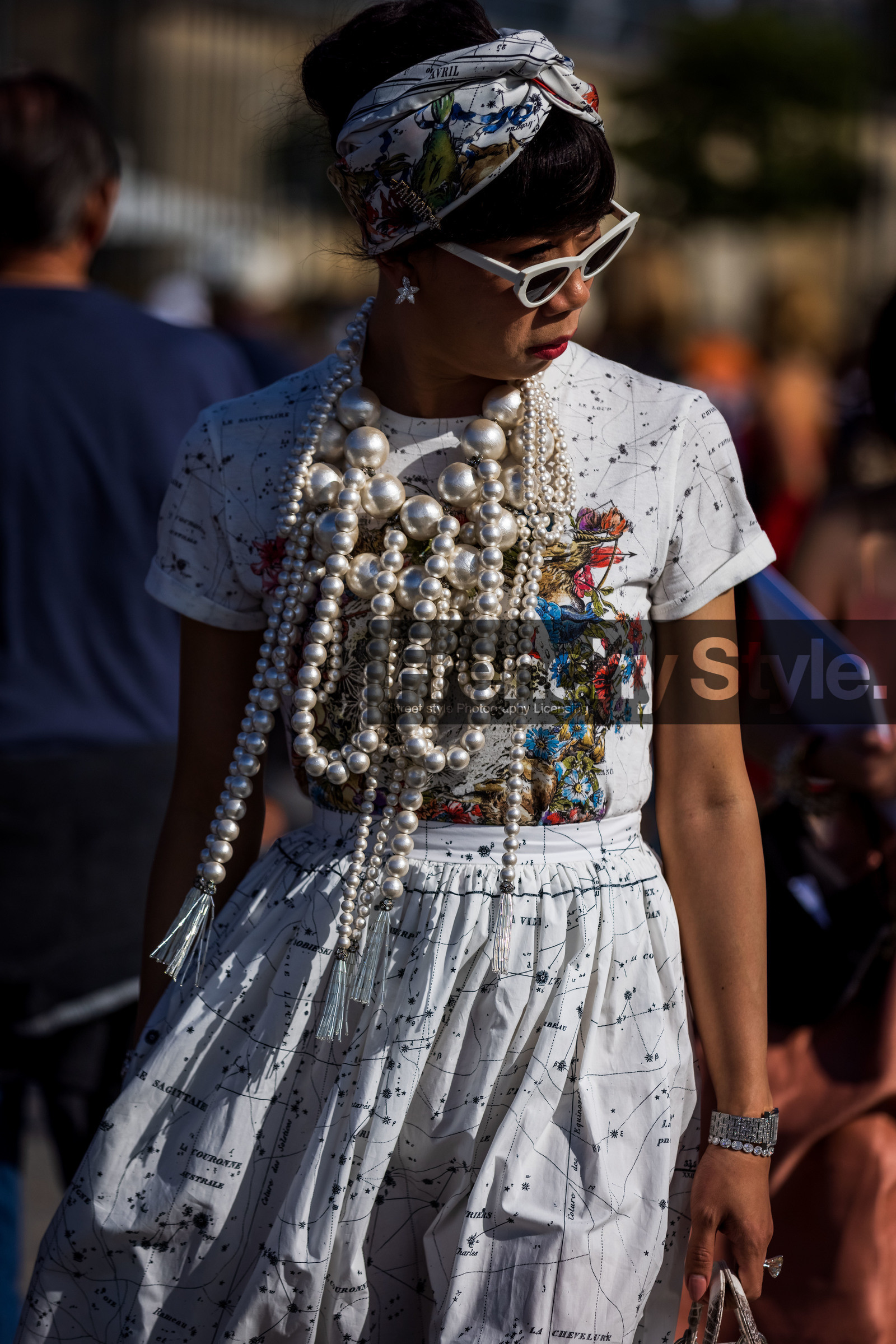 clip, dior clip, floral print, flower, flower print, headband, pearl, pearl necklace, print, printed dress, printed headband, statement necklace, strass bracelet, sunglasses, white dress, white headband, white sunglasses, street style, jonathan paciullo, FW, frenchystyle, fashion week, PFW, PARIS, SPRING SUMMER 2022, SS 22, vertical, atmosphere details