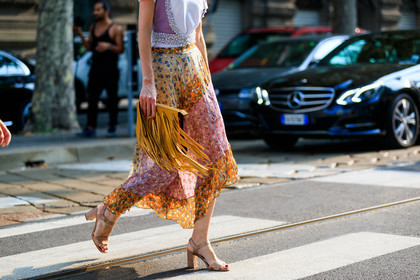 camel bag, floral, flowers, fringes, golden shoes, graphic skirt, high heels, leather bag, leather shoes, printed skirt, fashion week, frenchystyle, FW, jonathan paciullo, street style, MFW, MILAN, SPRING SUMMER 2019, SS 19, atmosphere details, horizontal, detail