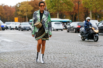 tamu mcpherson, tie and dye jacket, leather jacket, grey leather jacket, green leather jacket, black skirt, wrap skirt, knit skirt, knitwear, golden skirt, beige leather bag, crossbody bag, animal skin bag, geometric shape glasses, scale sunglasses, smoked sunglasses, mini skirt, white leather boots, black leather boots, bicolor boots, low boots, black shirt, PARIS, PFW, SPRING SUMMER 2020, SS 20, fashion week, frenchystyle, FW, jonathan paciullo, street style, horizontal, atmosphere details, full length