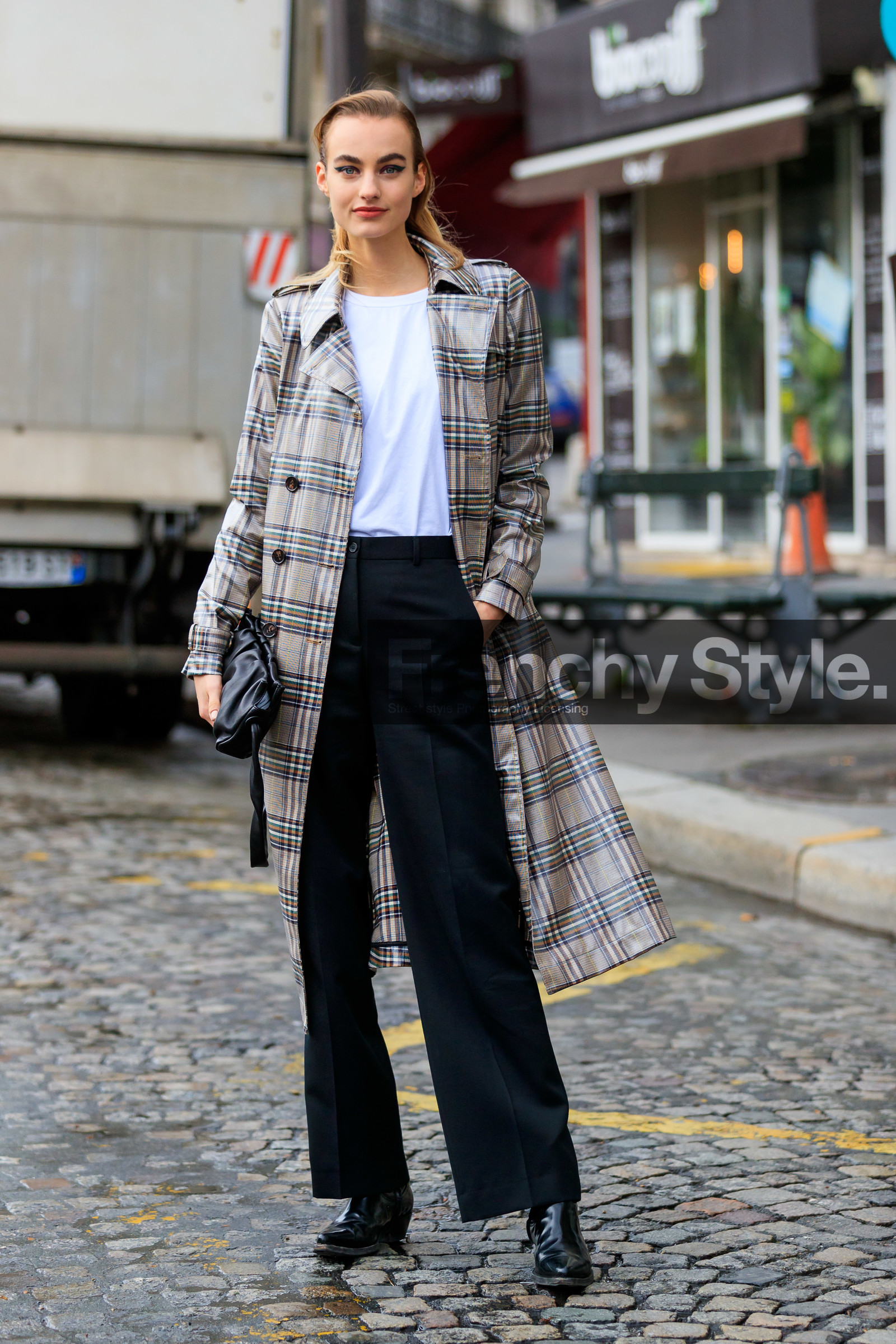model, Maartje Verhoef, make up, make up details, green eyeliner, black eyeliner, white t-shirt, checked trench coat, vinyl trenchcoat, beige trench coat, black pants, black leather clutch, black leather boots, bottega veneta bag, plaid trenchcoat, fashion week, frenchystyle, FW, jonathan paciullo, street style, PFW, PARIS, vertical, full length