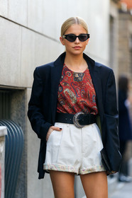 caro daur, black sunglasses, butterfly sunglasses, bottega veneta sunglasses, black jacket, red pullover, cachemere printed pullover, black leather belt, black leather clutch, white shorts, denim shorts, mini shorts, belted shorts, etro shorts, etro belt, etro pullover, floral printed shorts, fashion week, frenchystyle, FW, jonathan paciullo, street style, MFW, MILAN, AUTUMN WINTER 2020-2021, FALL WINTER 2020-2021, FW 20-21, vertical, atmosphere details, detail