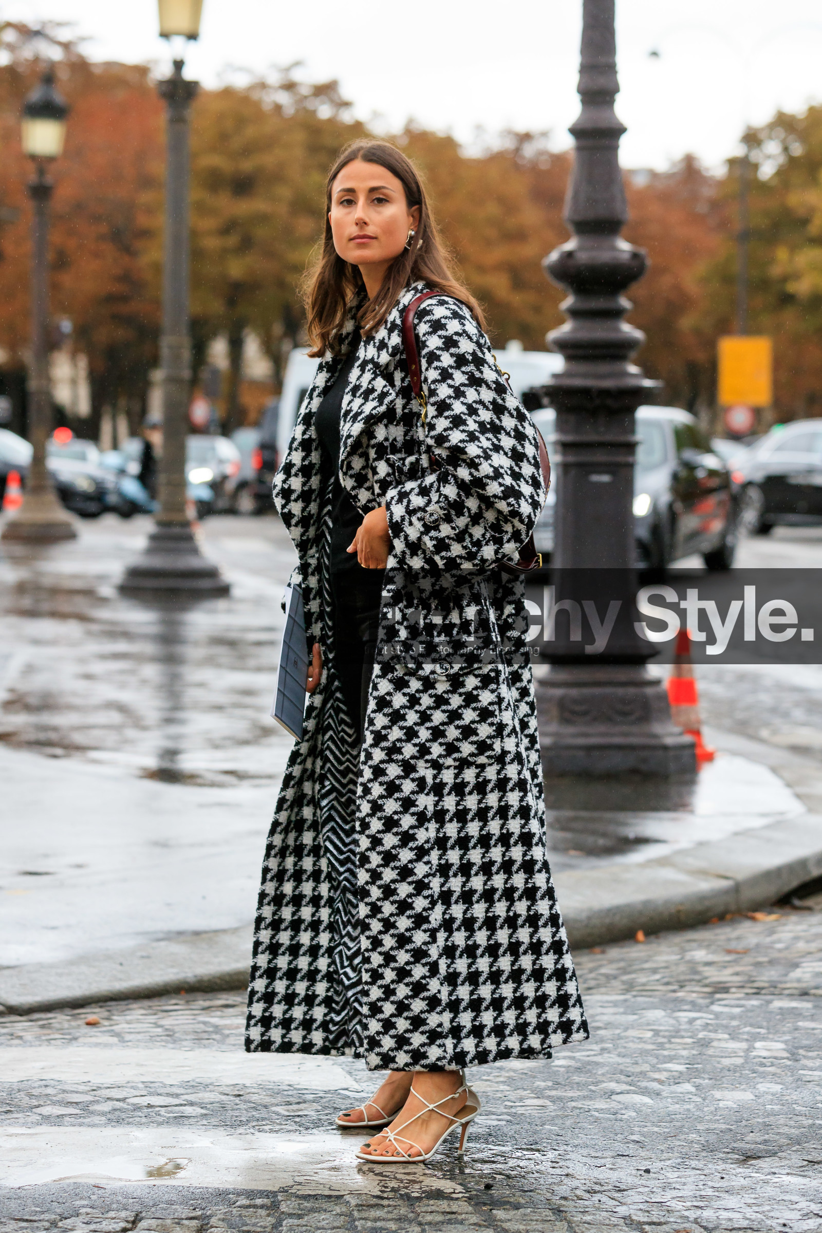 julia gall, julia haghjoo, black coat, white coat, houndstooth printed coat, long coat, chanel coat, white leather sandals, multi straps sandals, kitten heels sandals, PARIS, PFW, SPRING SUMMER 2020, SS 20, fashion week, frenchystyle, FW, jonathan paciullo, street style, vertical, full length