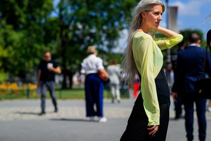 black dress, graphic dress, printed dress, yellow, fashion week, frenchystyle, FW, jonathan paciullo, street style, PFW, PARIS, horizontal, atmosphere details, detail, AUTUMN WINTER 2018-2019, FALL WINTER 2018-2019, FW 18-19, camille charriere, sarah harris