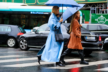 light blue leather jacket, long jacket, black leather bag, fishnet bag, plaited bag, hand bag, shopping bag, black leather boots, animal skin boots, high boots, stella mccartney bag, stella mccartney jacket, fashion week, frenchystyle, FW, jonathan paciullo, street style, PFW, PARIS, horizontal, atmosphere details, full length