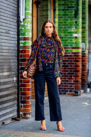 black denim, camel bag, denim pants, erika boldrin, graphic bag, graphic shirt, high heels, jeans, jw anderson, leather bag, leather shoes, long hair, multicolor shirt, pink shoes, printed bag, printed shirt, trousers, fashion week, frenchystyle, FW, jonathan paciullo, street style, LFW, LONDON, SPRING SUMMER 2019, SS 19, vertical, full length