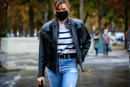 eugenie trochu, black leather bag, black leather coat, black leather jacket, fringe coat, fringe jacket, striped pullover, white pullover, navy blue pullover, blue jeans, denim, used jeans, black leather belt, cowboy belt, hand bag, knot details bag, covid face mask, PARIS, PFW, fashion week, frenchystyle, FW, jonathan paciullo, street style, SPRING SUMMER 2021, SS 21, horizontal, atmosphere details, detail