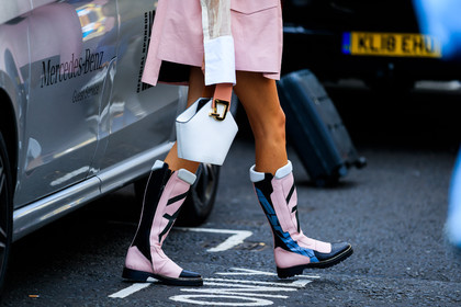 high boots, leather bag, leather shoes, pink boots, pink jacket, white bag, white shirt, fashion week, frenchystyle, FW, jonathan paciullo, street style, LFW, LONDON, SPRING SUMMER 2019, SS 19, atmosphere details, horizontal, detail