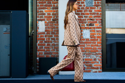 graphic jacket, graphic pants, graphic suit, gucci, leather bag, pink jacket, pink pants, pink suit, printed jacket, printed pants, printed suit, red bag, sunglasses, trousers, fashion week, frenchystyle, FW, jonathan paciullo, street style, MFW, MILAN, AUTUMN WINTER 2018-2019, FALL WINTER 2018-2019, FW 18-19, horizontal, atmosphere details, full length, negin mirsalehi