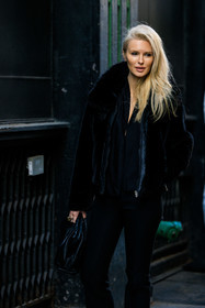 black full look, leather pouch, black pouch, furry jacket, black short coat, furry winter look, black pants, black shirt, kate davidson hudson, fashion week, frenchystyle, FW, jonathan paciullo, street style, NYFW, NEW YORK, AUTUMN WINTER 2022-2023, FALL WINTER 2022_2023, FW 22-23, vertical, atmosphere details