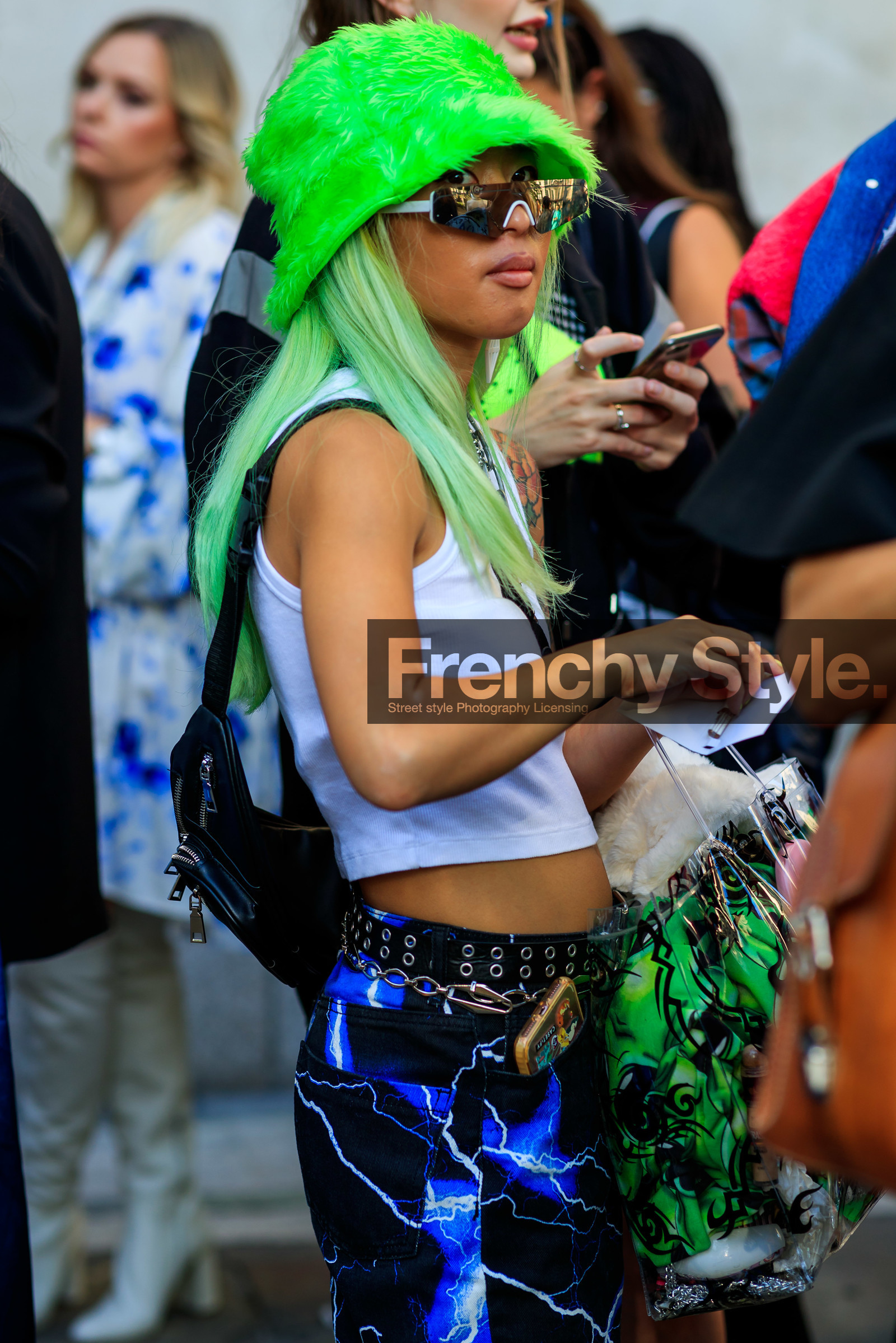 green hat, green hair, dyed hair, sleeveless top, white top, cropped top, tie and dye jeans, denim, black leather belt, studs belt, chain belt, crossbody bag, black leather bag, future shape sunglasses, white sunglasses, fashion week, frenchystyle, FW, jonathan paciullo, street style, vertical, detail, atmosphere details