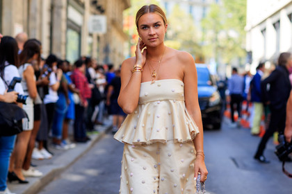 bustier top, necklace, trousers, wide pants, yellow pants, yellow top, fashion week, frenchystyle, FW, jonathan paciullo, street style, PFW, PARIS, horizontal, atmosphere details, detail, AUTUMN WINTER 2018-2019, FALL WINTER 2018-2019, FW 18-19, nina suess