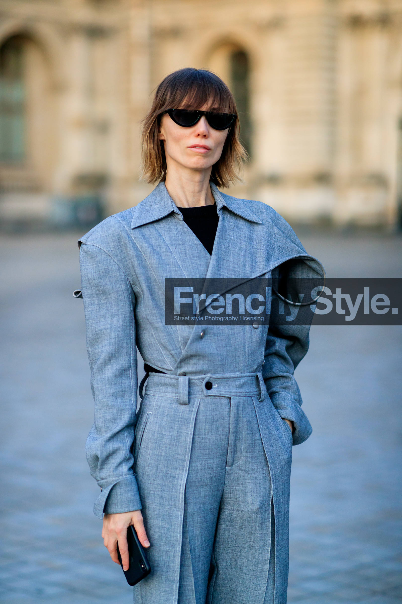 anya ziourova, grey jacket, grey pants, cropped jacket, high waist pants, loose pants, black sunglasses, eyecat sunglasses, asymetrical jacket, fashion week, frenchystyle, FW, jonathan paciullo, street style, PFW, PARIS, vertical, atmosphere details, detail