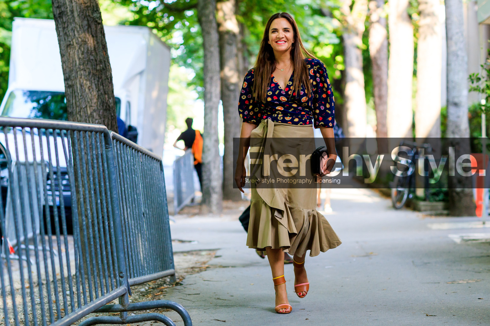 beige skirt, black bag, blue shirt, camel sandals, graphic bag, graphic shirt, leather bag, leather shoes, multicolor shirt, pink bag, printed bag, printed shirt, ruffled skirt, fashion week, frenchystyle, FW, jonathan paciullo, street style, PFW, PARIS, horizontal, atmosphere details, full length, AUTUMN WINTER 2018-2019, FALL WINTER 2018-2019, FW 18-19, laure heriard dubreuil