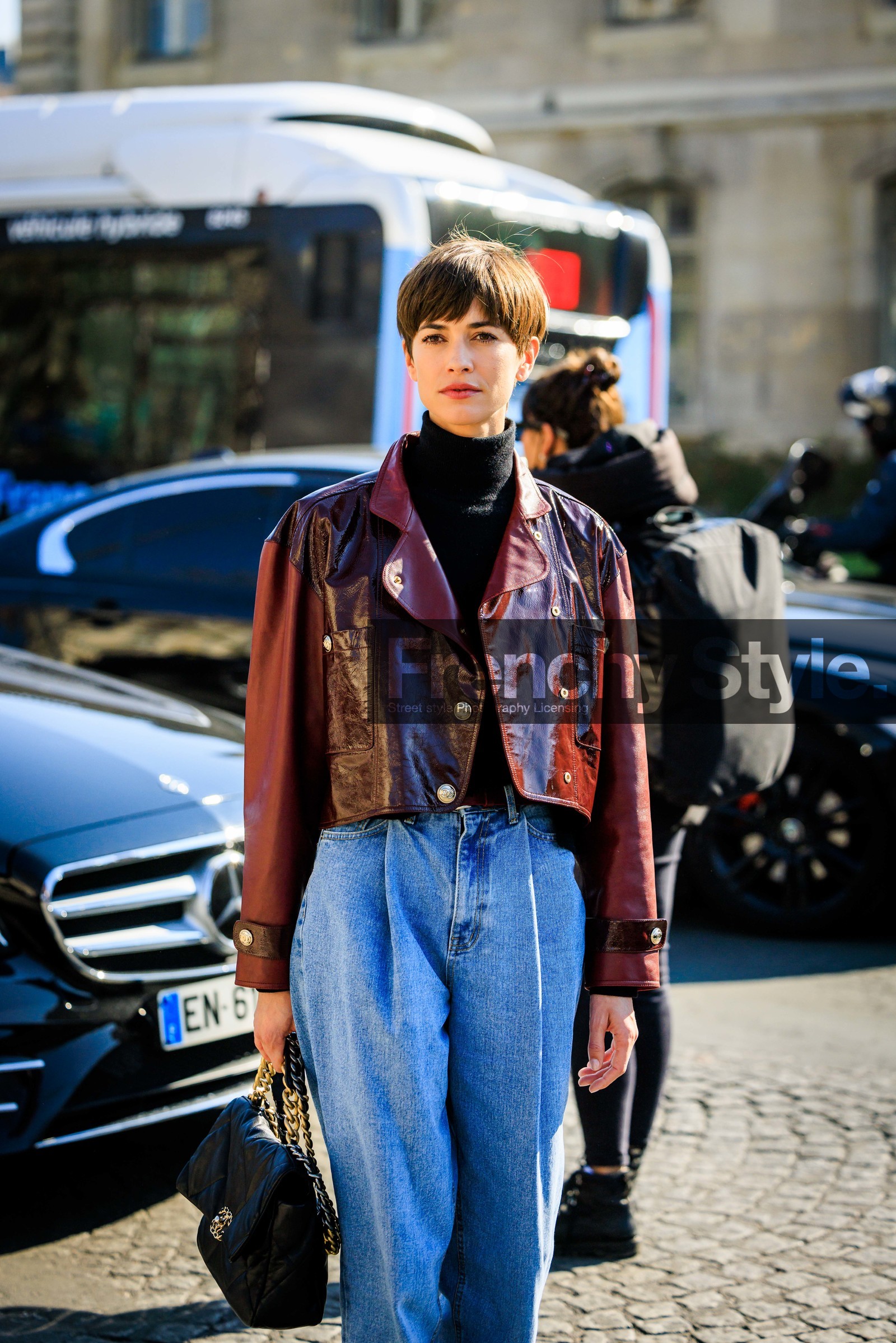 black turtleneck, short jacket, burgundy jacket, cropped jacket, highwaist jeans, classic jeans, 90s styles, black handbag, chanel bag, chanel, short hair, model, FW 22-23, FALL WINTER 2022_2023, AUTUMN WINTER 2022-2023, fashion week, frenchystyle, FW, jonathan paciullo, street style, PFW, PARIS, vertical, detail