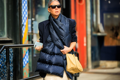 puffy black scarf, cat eye black sunglasses, beige leather mini cabas bag, fashion week, frenchystyle, FW, jonathan paciullo, street style, NYFW, NEW YORK, AUTUMN WINTER 2022-2023, FALL WINTER 2022_2023, FW 22-23, atmosphere details, horizontal