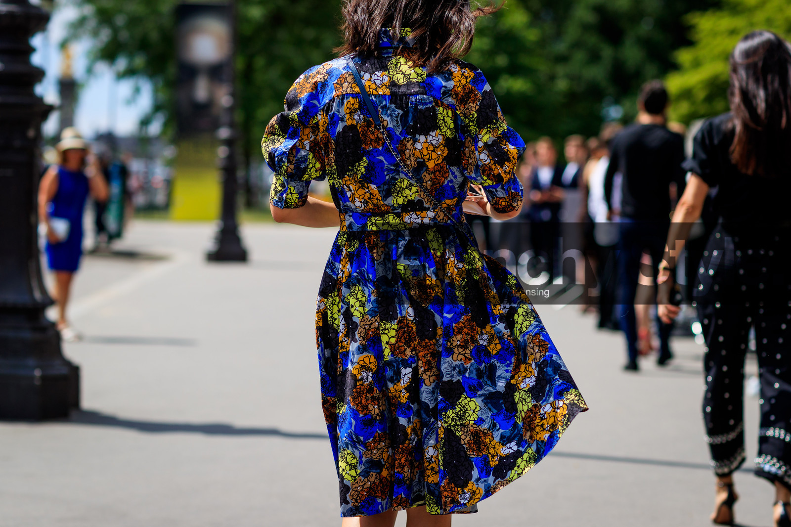 blue dress, graphic dress, multicolor dress, printed dress, fashion week, frenchystyle, FW, jonathan paciullo, street style, PFW, PARIS, horizontal, atmosphere details, detail, AUTUMN WINTER 2018-2019, FALL WINTER 2018-2019, FW 18-19