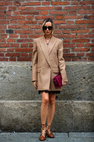 beige jacket, red leather clutch, max mara bag, max mara jacket, brown leather shoes, brown leather sandals, laced shoes, laced sandals, black sunglasses, nataly osmann, street style, jonathan paciullo, FW, frenchystyle, fashion week, MFW, MILAN, SPRING SUMMER 2021, SS 21, vertical, full length