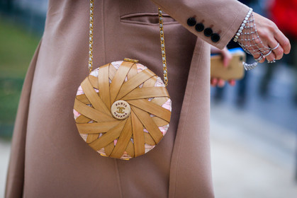 beige bag, chanel, graphic bag, leather bag, pink coat, rings, wood bag, fashion week, frenchystyle, FW, jonathan paciullo, street style, PFW, PARIS, SPRING SUMMER 2017, SS 17, HAUTE COUTURE, atmosphere details, detail, horizontal