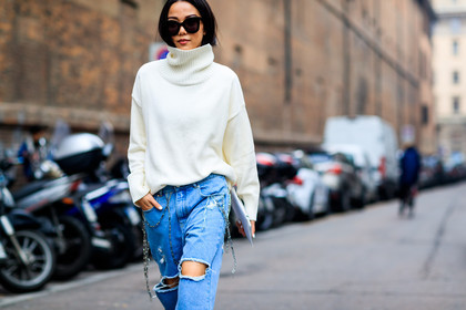 atmosphere details, AUTUMN WINTER 2017-2018, AW 17-18, blue denim, chains, denim pants, detail, FALL WINTER 2017-2018, fashion week, frenchystyle, FW, FW 17-18, horizontal, jeans, jonathan paciullo, MFW, MILAN, ripped pants, street style, sunglasses, trousers, tucked in, turtleneck sweater, white sweater, yoyo cao