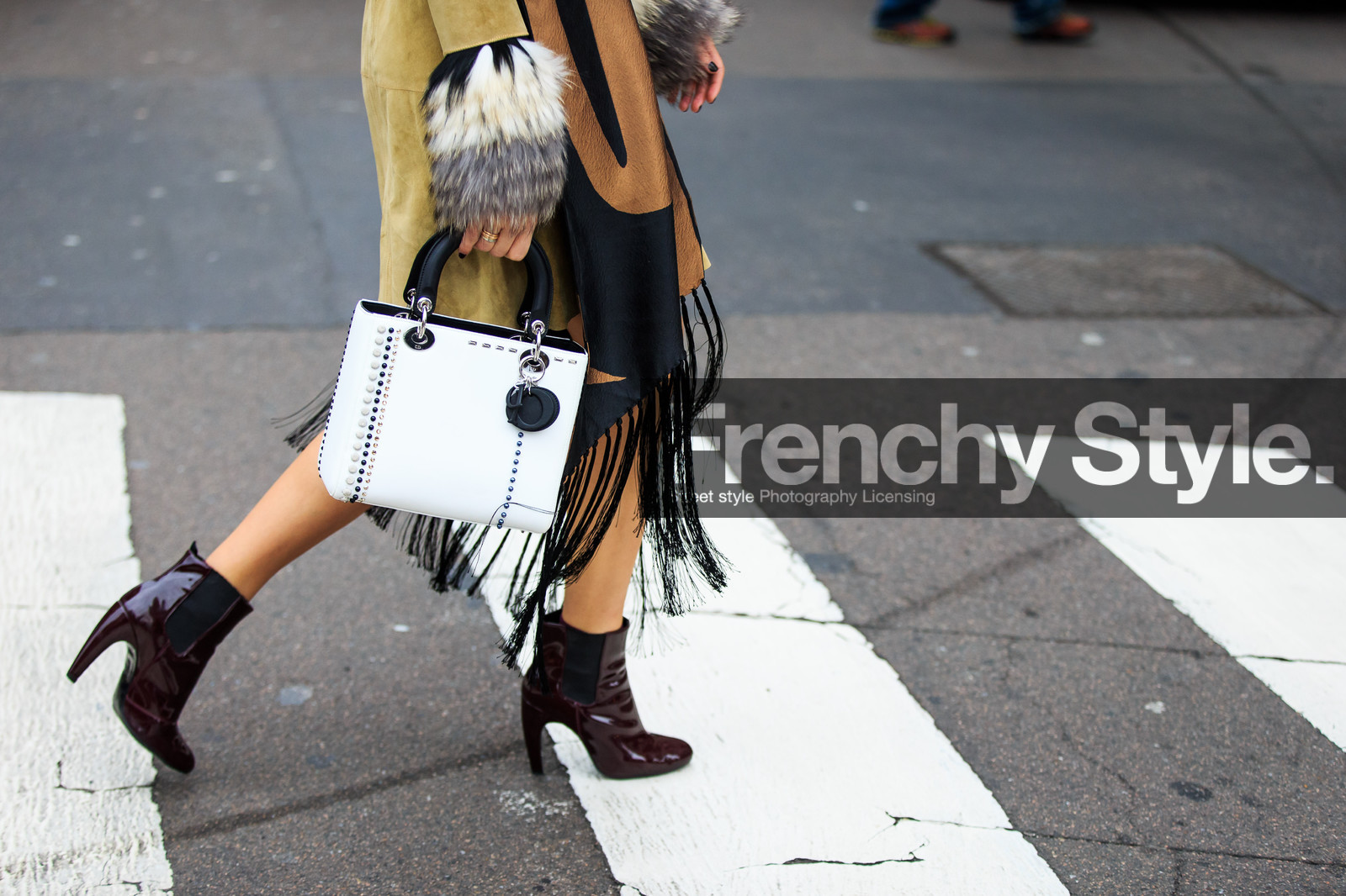atmosphere details, AUTUMN WINTER 2016-2017, AW 16-17, black, black and white, black and white bag, black scarf, bordeaux, brown, brown boots, burgundy, christian dior, detail, FALL WINTER 2016-2017, fashion week, frenchystyle, fringes, FW, FW 16-17, high heels, horizontal, jonathan paciullo, leather bag, leather boots, LFW, LONDON, MENSWEAR, printed scarf, red, red boots, street style, studs, varnished leather shoes, white, white bag