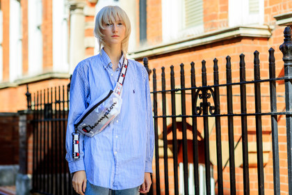 model, ralph lauren shirt, light blue shirt, striped shirt, man shirt, white eyeliner, make up, eye make up, waist bag, champion bag, denim, logo shoulder strap, crossbody bag, fashion week, frenchystyle, FW, jonathan paciullo, street style, atmosphere details, horizontal, detail