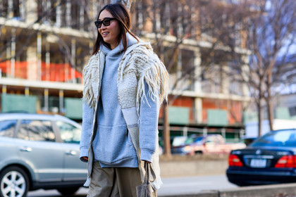 beige pants, braids, grey sweater, hoodie, sleeveless, sunglasses, trousers, white jacket, street style, jonathan paciullo, FW, frenchystyle, fashion week, NYFW, NEW YORK, AUTUMN WINTER 2018-2019, AW 18-19, FALL WINTER 2018-2019, FW 18-19, atmosphere details, horizontal, detail