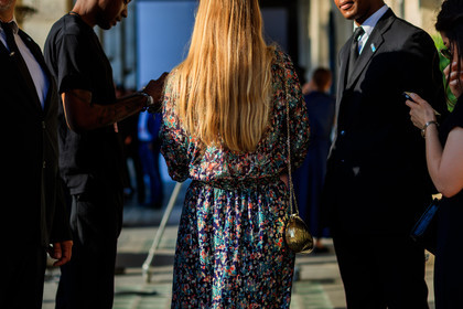 floral, flowers, golden bag, golden jewelry, graphic dress, leather bag, multicolor dress, printed dress, fashion week, frenchystyle, FW, jonathan paciullo, street style, PFW, PARIS, atmosphere details, horizontal, detail, AUTUMN WINTER 2018-2019, FALL WINTER 2018-2019, FW 18-19, jennifer neyt